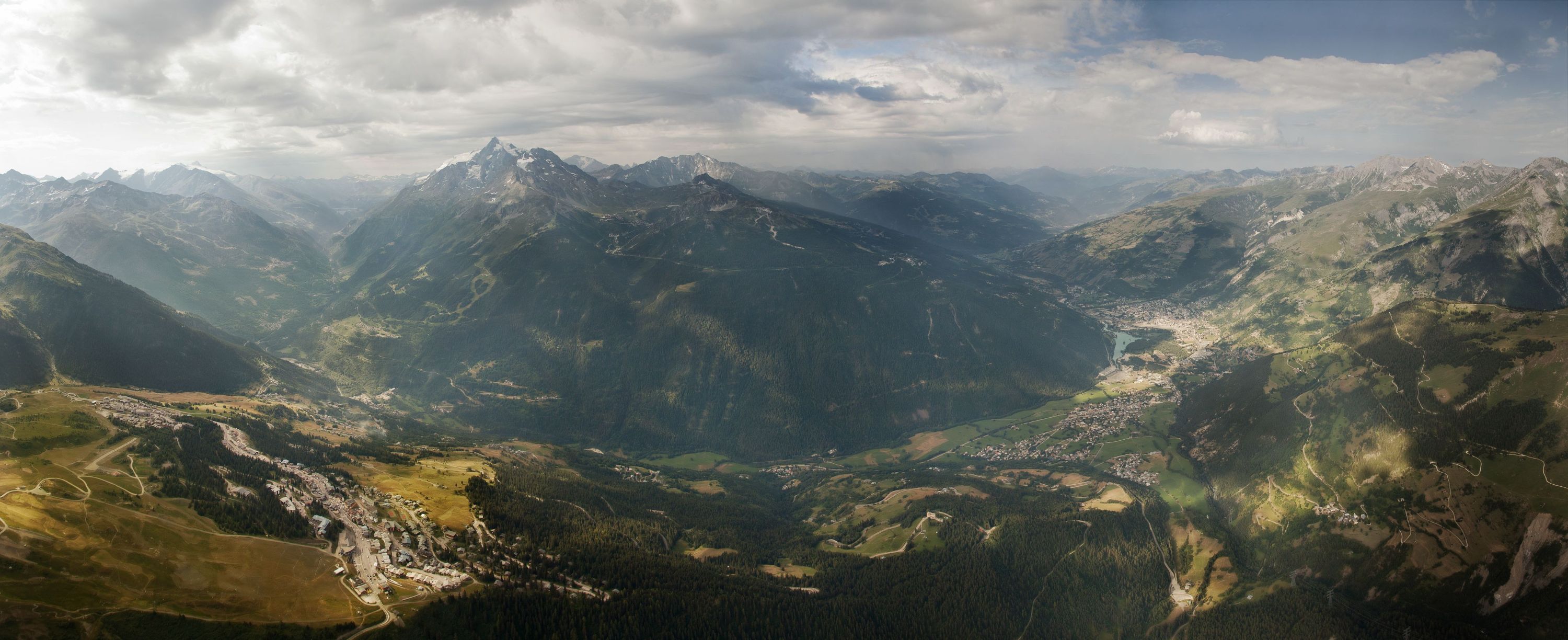 Panorama de la Haute-Tarentaise vue du ciel depuis le col du Petit Saint Bernard